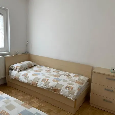 Bee's Place Apartment