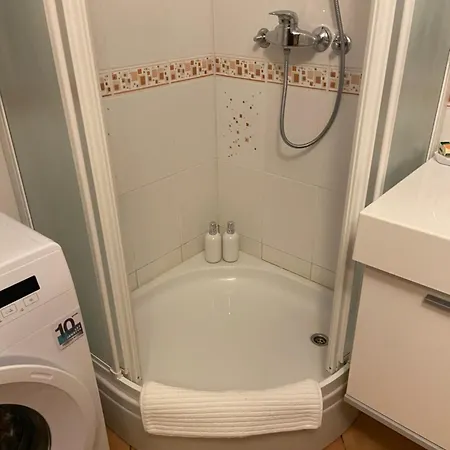 Bee's Place Apartment *